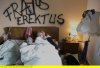 Frau im Bett, Grafitti an der Wand, Fraktus Erektus, Nach der Party, aufgewacht, Weinflaschen auf dem Tisch