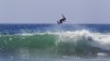 Kelly Slater, Jump, Sprung; Wave, Welle, türkises Wasser, Surfen, Blaues Meer