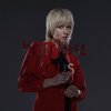 Hairless Toys, Roisin Murphy, Roter Mantel, blonde Haare, Gesicht, Hände