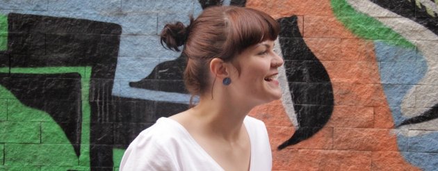 Sophie Passmann, Frau, Woman, Brown Hair, Braunes haar, Ohrring, Piercing, Graffitti, weißes Shirt, white Shirt