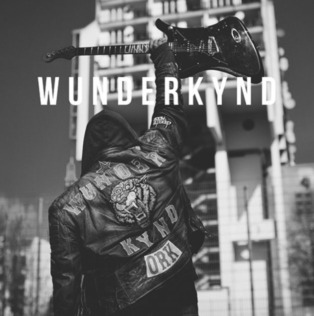 Wunderkynd, Gitarre, Cover, ORK, depeche Mode, Hochhaus, Lederjacke, Kapuze, schwarz weiss, Zaun, Tiger Patch, Roter Stern Patch